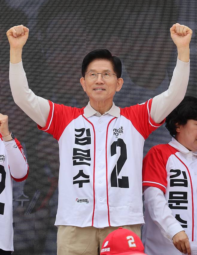 국민의힘 김문수 대선 후보가 17일 전북 전주시 전동성당인근에서 유세하고 있다. <연합>