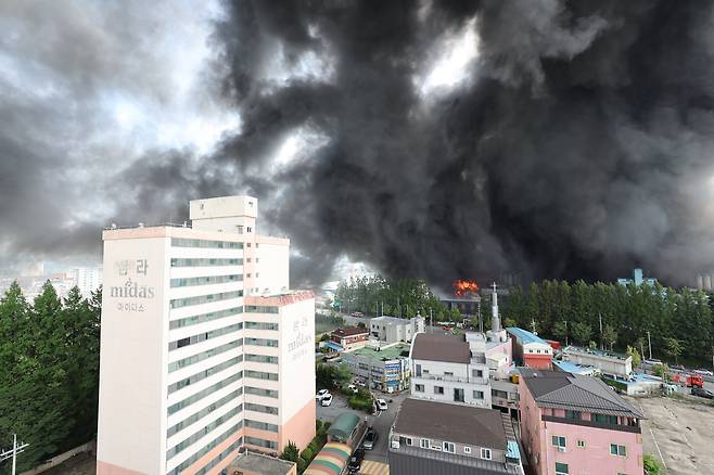 17일 오후 광주 광산구 송정동 금호타이어 광주공장에서 난 불로 일대가 검은 연기로 뒤덮여 있다. 이날 오전 7시 11분께 발생한 불은 꺼지지 않고 8시간째 이어지고 있다. [연합]