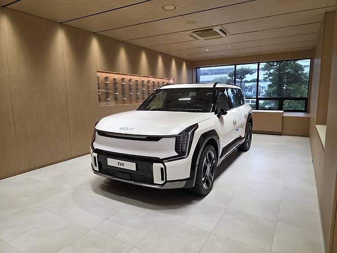 [광명=뉴시스] 박현준 기자 = 지난 16일 기아 오토랜드(AutoLand) 광명 내 브랜드관에 EV9이 전시되어 있다. 광명 1공장에선 EV9을 비롯해 K9, 카니발이 생산된다. 2025.05.16. parkhj@newsis.com *재판매 및 DB 금지