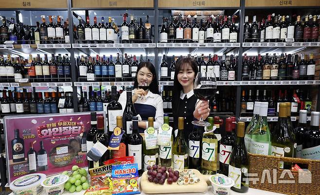 [서울=뉴시스] 조수정 기자 = 15일 오전 서울 용산구 이마트 용산점에서 모델들이 5000여종의 와인을 최대 50%까지 할인 판매하는 '이마트 와인장터'를 소개하고 있다. 행사는 16일부터 22일까지. 이마트는 고환율과 물가 상승에도 불구하고 사전 협상과 재고 확보를 통해 가격인상을 최소화하고 일부 제품은 전년보다 저렴한 가격에 판매한다. 2025.05.15. chocrystal@newsis.com
