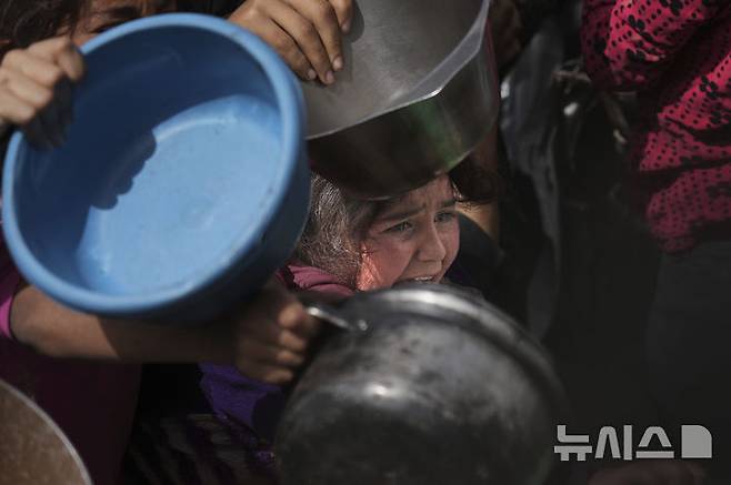 [베이트라히아=AP/뉴시스] 7일(현지 시간) 가자지구 북부 베이트라히아의 한 배급소에서 절박한 표정의 팔레스타인 소녀가 구호 음식을 기다리고 있다. 2025.04.08.