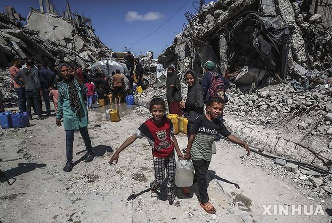 [자발리아=신화/뉴시스] 10일(현지 시간) 가자지구 북부 자발리아 난민캠프에서 팔레스타인 난민 어린이들이 급수 트럭에서 물을 받아 돌아가고 있다. 유엔인도주의업무조정국(OCHA)은 가자지구 전역 난민 보호소에서 심각한 식수 부족 현상이 발생하고 있다고 경고했다. 물 부족과 함께 청소용품 부재, 가축과의 공동 거주로 공중보건에 심각한 영향을 미치고 있으며, 지난 3월 한 달간 가자지구 가구 3분의 1 이상이 이에 감염된 것으로 조사됐다고 밝혔다. 2025.04.11.