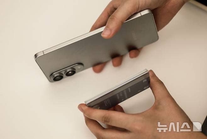 [서울=뉴시스] 정병혁 기자 = 13일 서울 서초구 삼성 강남에서 열린 삼성 갤럭시 S25 엣지 미디어 브리핑에서  취재진들이 삼성 갤럭시 S25 엣지를 살펴보고 있다. 2025.05.13. jhope@newsis.com