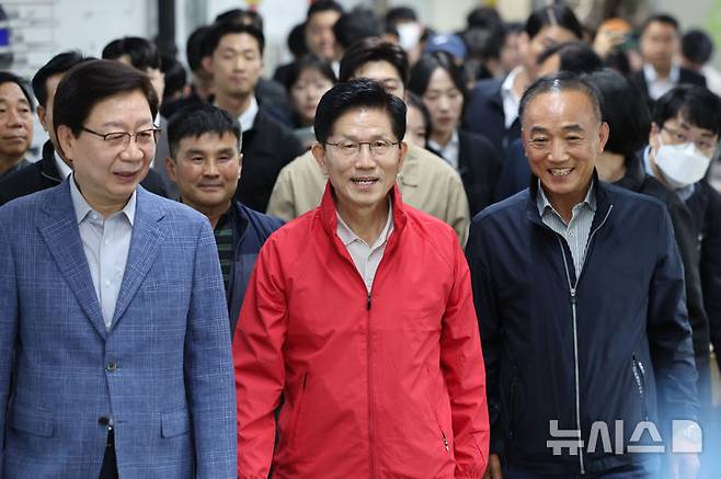 [서울=뉴시스] 권창회 기자 = 제21대 대통령선거 공식 선거운동 첫날인 12일 오전 김문수 국민의힘 대선 후보가 서울 송파구 가락시장을 방문해 상인들과 인사하러 이동하고 있다. 2025.05.12. kch0523@newsis.com