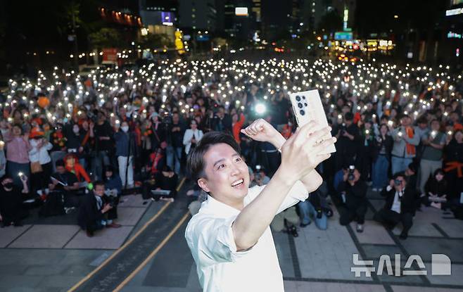 [서울=뉴시스] 조성봉 기자 = 이준석 개혁신당 대선후보가 12일 서울 중구 청계광장에서 열린 집중유세에서 휴대전화 불빛을 켠 지지자들과 함께 셀카를 찍고 있다. (공동취재) 2025.05.12. photo@newsis.com