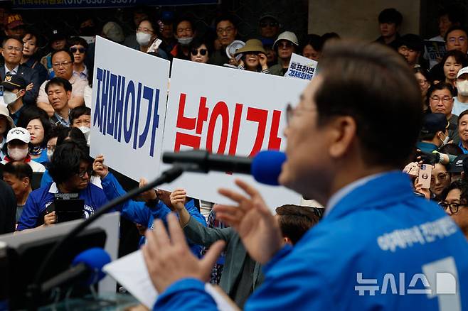 [대구=뉴시스] 권창회 기자 = 이재명 더불어민주당 대선 후보가 13일 대구 중구 동성로 광장에서 열린 집중유세에서 지지호소를 하고 있다. (공동취재) 2025.05.13. photo@newsis.com