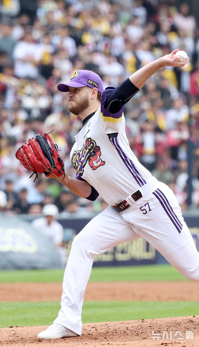 [서울=뉴시스] 김선웅 기자 = 어린이날인 5일 서울 송파구 잠실야구장에서 열린 2025 프로야구 LG 트윈스 vs 두산 베어스의 경기, 두산 선발투수 콜어빈이 역투하고 있다. 2025.05.05. mangusta@newsis.com