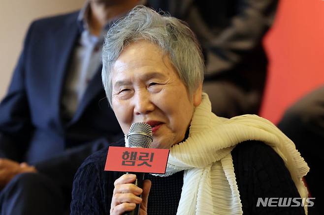 [서울=뉴시스] 박진희 기자 = 연극 '햄릿' 출연 배우 박정자가 7일 서울 중구 더 플라자 호텔에서 기자간담회를 하고 있다. 2024.05.07. pak7130@newsis.com