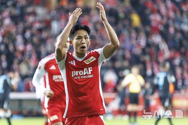 [베를린=AP/뉴시스] 우니온 베를린의 정우영이 지난해 11월30일(현지시각) 독일 베를린의 슈타디온 안 데어 알텐 푀르스터라이에서 열린 2024-25 분데스리가 12라운드 레버쿠젠과의 경기 전반 29분 동점 골을 넣고 세리머니하고 있다. 정우영은 시즌 2호 골을 기록하며 79분을 뛰었고 베를린은 1-2로 패해 4승4무4패(승점16)로 리그 11위에 머물렀다. 2024.12.01.