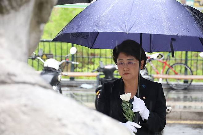 [서울=뉴시스] 조성봉 기자 = 김선민 조국혁신당 대표 권한대행이 1일 오후 서울 종로구 전태일 동상에 헌화화하고 있다. (사진=조국혁신당 제공) 2025.05.01. photo@newsis.com *재판매 및 DB 금지