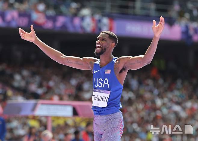 [파리=뉴시스] 김진아 기자 = 미국 셸비 매큐언이 지난해 8월7일(현지시각) 프랑스 파리 스타드 드 프랑스에서 열린 2024 파리 올림픽 육상 남자 높이뛰기 예선에서 2m27을 시도하기 앞서 관객들의 호응을 유도하고 있다. 2024.08.07. bluesoda@newsis.com