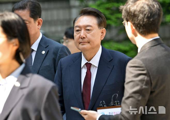 [서울=뉴시스] 사진공동취재단 = 내란 우두머리 혐의로 재판에 넘겨진 윤석열 전 대통령이 12일 오전 서울 서초구 서울중앙지법에서 열린 세 번째 공판에 출석하고 있다. 2025.05.12. photo@newsis.com