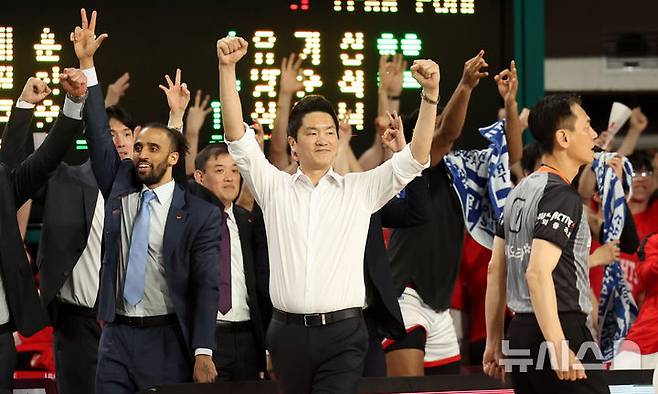 [창원=뉴시스] 추상철 기자 = 15일 오후 경남 창원체육관에서 열린 2024-2025 프로농구 챔피언결정전 서울 SK 나이츠와 창원 LG 세이커스 6차전 경기, SK 워니가 2쿼터 종료를 앞두고 3점 슛을 성공시키자 전희철 감독이 기뻐하고 있다. 2025.05.15. scchoo@newsis.com