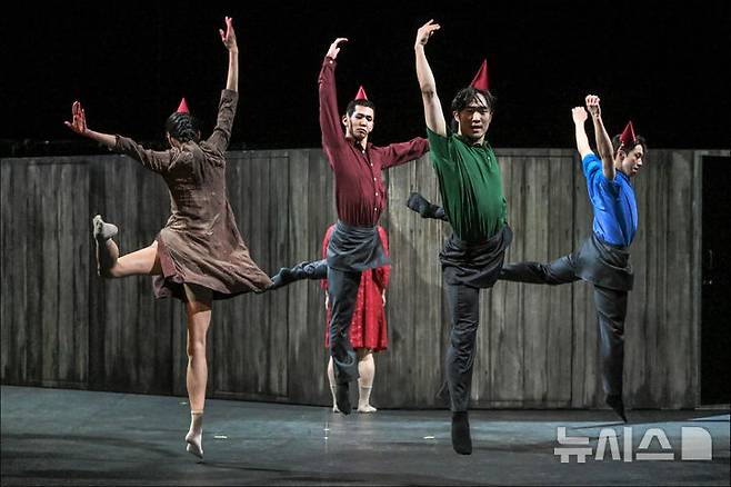 [서울=뉴시스]서울시발레단 '워킹 매드' 공연 (사진=세종문화회관 제공)