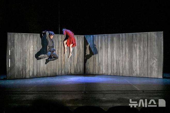 [서울=뉴시스]서울시발레단 '워킹 매드' 공연 (사진=세종문화회관 제공)
