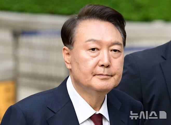 [서울=뉴시스] 사진공동취재단 = 윤석열 전 대통령이 12일 서울 서초구 서울중앙지방법원에서 열린 '내란 우두머리 혐의' 3차 공판을 마치고 귀가하고 있다. 2025.05.12. photo@newsis.com