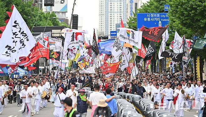 [광주=뉴시스] 이영주 기자 = 민주노총 광주전남본부 등 지역 노동단체들이 17일 오후 광주 동구 금남로에서 제45주년 5·18민중항쟁기념행사위원회의 민주평화대행진에 참여하고 있다. leeyj2578@newsis.com