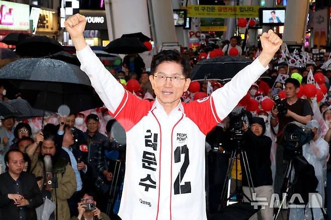 [대전=뉴시스] 조성봉 기자 = 김문수 국민의힘 대선후보가 지난 16일  대전 중구 으능정이 거리에서 열린 유세에서 시민들에게 지지를 호소하고 있다.(공동취재) 2025.05.16. photo@newsis.com