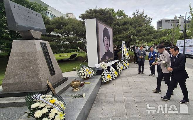 [전주=뉴시스] 김얼 기자 = 서거석(오른쪽) 전북특별자치도교육감과 우범기(오른쪽 두번째) 전주시장을 비롯한 관계자들이 17일 전북 전주시 전북대학교 이세종열사 추모비에서 열린 '제45주년 5.18 민주화운동 전북 기념식 및 이세종 열사 추모식'에 참석해 헌화 하고 있다. 2025.05.17. pmkeul@newsis.com