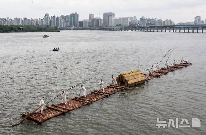 [서울=뉴시스] 김근수 기자 = '정선아리랑 in Seoul'이 열린 17일 서울 여의도 물빛광장에서 정선 여령면 뗏목 시연이 펼쳐지고 있다. 2025.05.17. ks@newsis.com