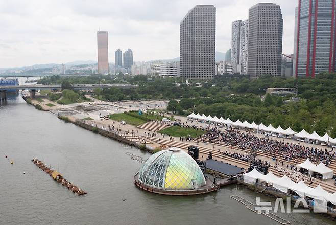 [서울=뉴시스] 김근수 기자 = '정선아리랑 in Seoul'이 열린 17일 서울 여의도 물빛광장에서 정선 여령면 뗏목 시연이 펼쳐지고 있다. 2025.05.17. ks@newsis.com
