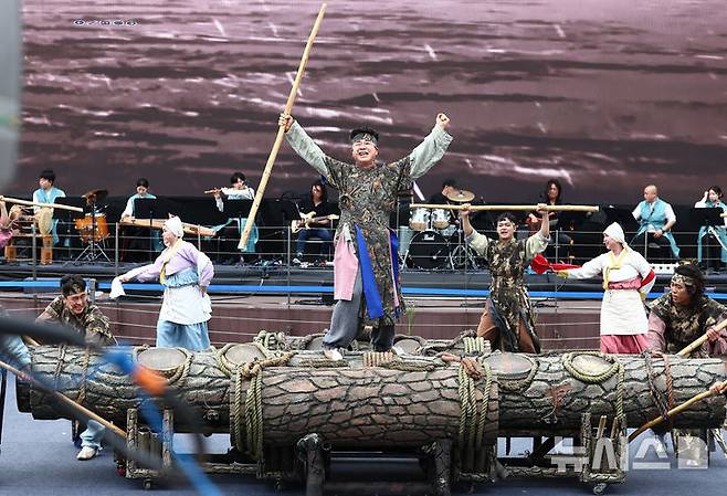 [서울=뉴시스] 김근수 기자 = '정선아리랑 in Seoul'이 열린 17일 서울 여의도 물빛광장에서 특별공연이 펼쳐지고 있다. 2025.05.17. ks@newsis.com