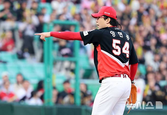 [인천=뉴시스] 이영환 기자 = 11일 오후 인천 미추홀구 SSG랜더스필드에서 열린 2025 프로야구 KIA 타이거즈와 SSG 랜더스의 더블헤더 2차전 경기, 3회말 2사 1루 SSG 박성한 타석에서 포수 스트라이크 낫 아웃이 선언되자 KIA 투수 양현종이 포수 한승택에게 공의 위치를 알려주고 있다. 2025.05.11. 20hwan@newsis.com