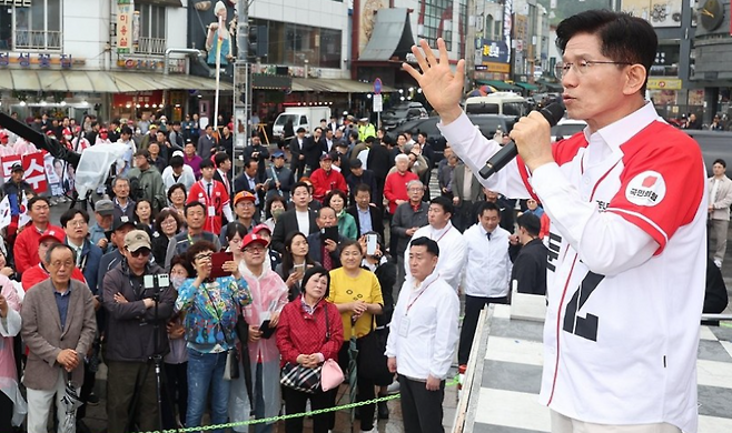 국민의힘 김문수 대선후보가 16일 오후 경기도 수원 지동시장에서 선거유세를 하고 있다. (사진=연합뉴스)