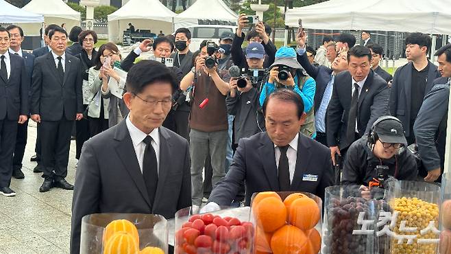 김문수 국민의힘 대선후보가 5·18 제45주년을 하루 앞둔 17일 오전 광주 북구 국립5·18민주묘지를 찾아 분향했다. 김한영 기자