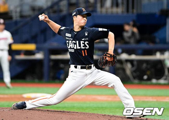 [OSEN=고척, 조은정 기자]9일 오후 서울 고척스카이돔에서 2025 신한 SOL Bank KBO리그 키움 히어로즈와 한화 이글스의 경기가 열린다.이날 홈팀 키움은 하영민을 원정팀 한화는 엄상백을 선발 투수로 내세웠다.3회말 한화 선발 엄상백이 역투하고 있다. 2025.05.09 /cej@osen.co.kr