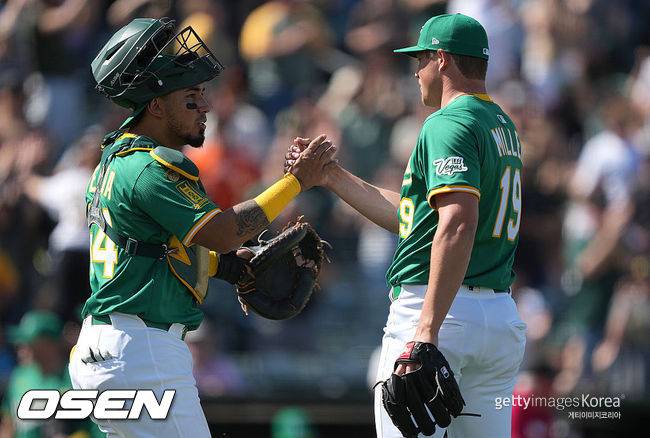 [사진] 애슬레틱스 포수 조니 페레다(왼쪽)가 승리 후 투수 메이슨 밀러와 기뻐하고 있다. ⓒGettyimages(무단전재 및 재배포 금지)