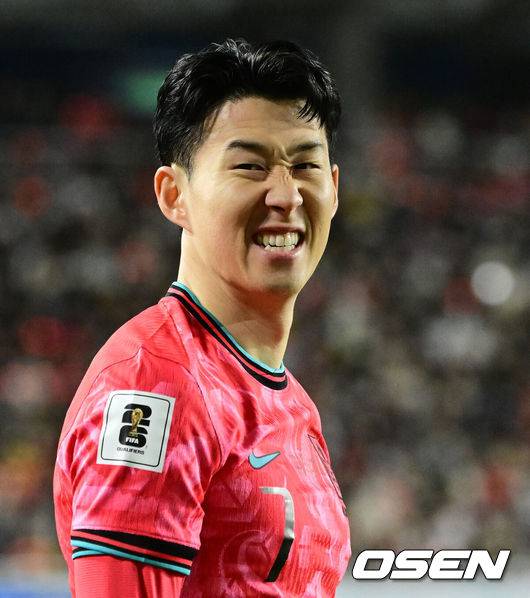 [OSEN=수원, 지형준 기자] 홍명보호가 이번에도 승리하지 못했다. 요르단과 아쉬운 무승부를 거두면서 3경기 연속 승점 1점을 추가하는 데&nbsp;만족해야 했다.홍명보 감독이&nbsp;이끄는 대한민국 축구대표팀은 25일 오후 8시 수원월드컵경기장에서 열린 2026 국제축구연맹(FIFA) 북중미 월드컵 아시아지역 3차 예선 B조 8차전에서 요르단과 1-1로 비겼다.이제 한국은 승점 16(4승 4무)으로 불안한 조 1위를 유지 중이다. 2위 요르단(승점 13), 한 경기 덜 치른 이라크(승점 12)와 격차가 크지 않다. 6월 A매치 결과에 따라 뒤집힐 가능성도 충분하다.후반 대한민국 손흥민이 코너킥을 올리고 요르단 수비수에 볼이 차단되자 아쉬워하고 있다. 2025.03.25 / jpnews@osen.co.kr