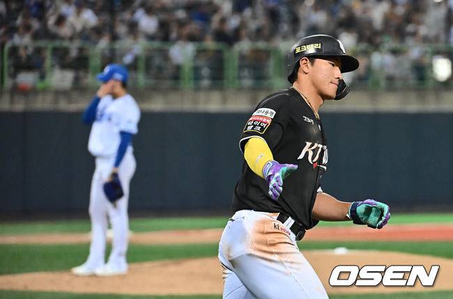 [OSEN=포항, 이석우 기자] 14일 포항야구장에서 2025 신한 SOL 뱅크 KBO 리그 삼성 라이온즈와 KT 위즈의 경기가 열렸다. 홈팀 삼성은 원태인이, 방문팀 KT는 소형준이 선발로 출전했다.KT 위즈 안현민이 6회초 좌월 솔로 홈런을 치고 그라운드를 돌고 있다. 2025.05.14 / foto0307@osen.co.kr