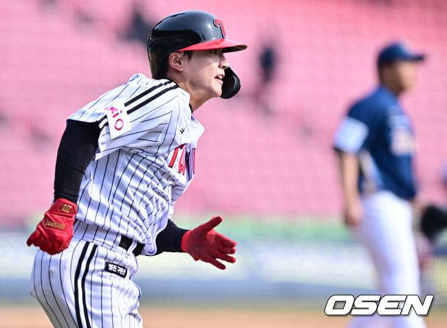 [OSEN=잠실, 조은정 기자]17일 오후 서울 잠실야구장에서 2025 신한 SOL뱅크 KBO 리그 시범경기 LG 트윈스와 NC 다이노스의 경기가 열렸다.홈팀 LG는 에르난데스를, 원정팀 NC는 김태경을 선발 투수로 내세웠다.7회말 1사 LG 최원영이 2루타를 날리고 있다. 2024.03.17 /cej@osen.co.kr