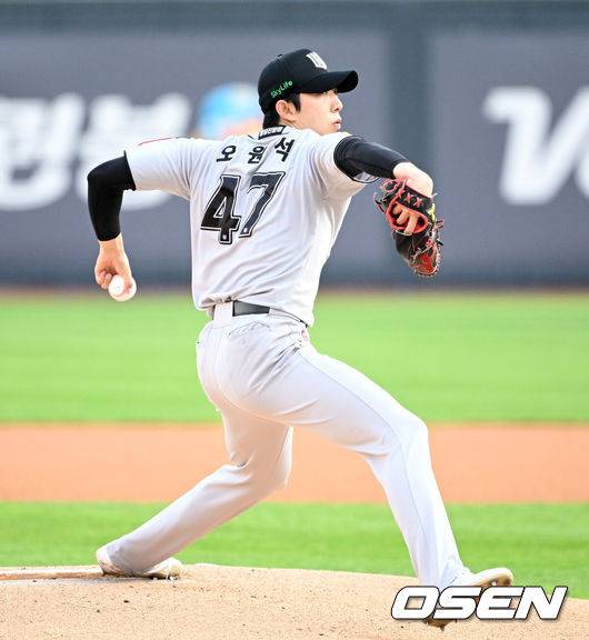 [OSEN=수원, 이대선 기자] 11일 오후 수원 KT위즈파크에서 2025 신한 SOL Bank KBO리그 KT 위즈와 롯데 자이언츠의 더블헤더 2차전 경기가 열렸다.KT는 오원석, 롯데는 이민석을 선발 투수로 내세웠다.1회초 무사에서 KT 선발투수 오원석이 역투하고 있다. 2025.05.11 /sunday@osen.co.kr