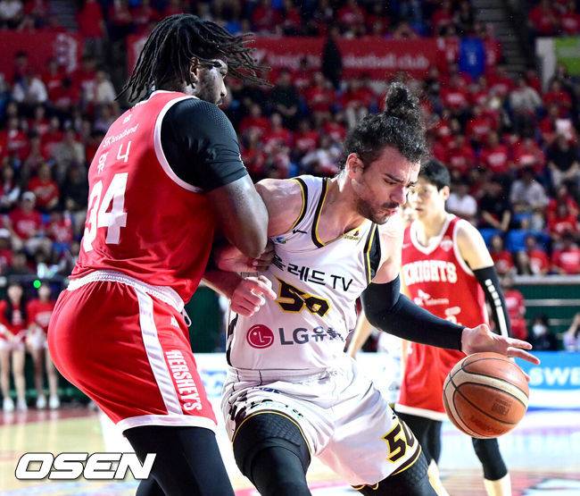 [OSEN=잠실학생체, 최규한 기자] 17일 오후 서울 잠실학생체육관에서 ‘2024-2025 KCC 프로농구’ 챔피언결정 7차전 서울 SK와 창원 LG의 경기가 열렸다.챔프 6차전까지 양 팀은 3승 3패로 팽팽하게 맞섰다. SK는 사상 첫 챔프전 리버스 스윕으로 통합 우승을, LG는 창단 첫 챔프전 우승을 노린다.2쿼터, LG 마레이가 SK 워니의 수비를 받으며 돌파를 펼치고 있다. 2025.05.17 / dreamer@osen.co.kr