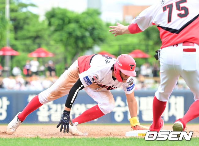 [OSEN=광주, 김성락 기자] 17일 오후 광주 북구 기아챔피언스필드에서 ‘2025 신한 SOL Bank KBO리그’ KIA 타이거즈와 두산 베어스의 더블헤더 1차전 경기가 열렸다.더블헤더 1차전 홈팀 KIA는 네일, 원정팀 두산은 콜어빈을 선발로 내세웠다.7회말 1사 2루 KIA 2루 대주자 김규성이 3루 도루, 두산 포수 양의지의 송구실책을 틈타 홈으로 내달려 득점을 올리고 있다. 2025.05.17 / ksl0919@osen.co.kr