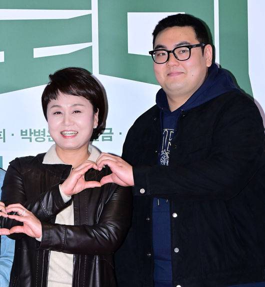 [OSEN=지형준 기자] 31일 오후 서울 잠실 롯데시네마 월드타워에서 영화 ‘로비’ VIP 시사회 포토월 행사가 열렸다.‘로비'는 연구밖에 모르던 스타트업 대표 창욱(하정우)이 4조 원의 국책사업을 따내기 위해 인생 첫&nbsp;로비&nbsp;골프를 시작하는 이야기. 오는 4월 2일 개봉.이경실, 손보승이 포토타임을 하고 있다. 2025.03.31 / jpnews@osen.co.kr