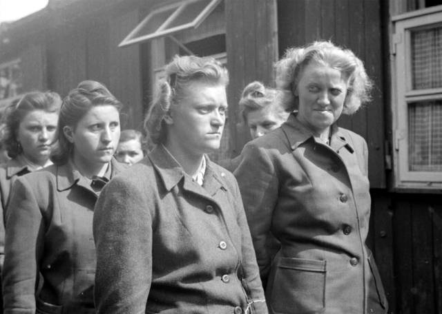 ▲ 1945년 4월19일 베르겐-벨젠 수용소를 접수한 영국군이 붙잡은 친위대(SS) 소속 여자 경비대원들. 소설 <책 읽어주는 남자>의 ‘한나’를 떠올린다. Ⓒ영국군 제5군 Film & Photographic Unit