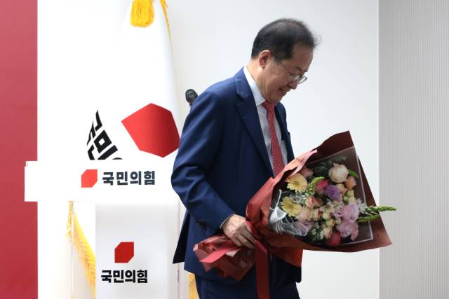 ▲지난달 29일 서울 여의도 국민의힘 당사에서 열린 제21대 대통령 후보자 국민의힘 3차 경선 진출자 발표 행사에서 경선에 탈락 후 정계은퇴 의사를 밝힌 홍준표 후보가 기념촬영 무대에서 내려가고 있다. ⓒ연합뉴스