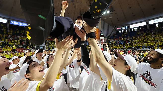 17일 서울 SK 나이츠와 창원 LG 세이커스의 챔피언결정전 7차전 경기에서 승리해 우승한 LG 선수들이 조상현 감독을 헹가래 치고 있다.