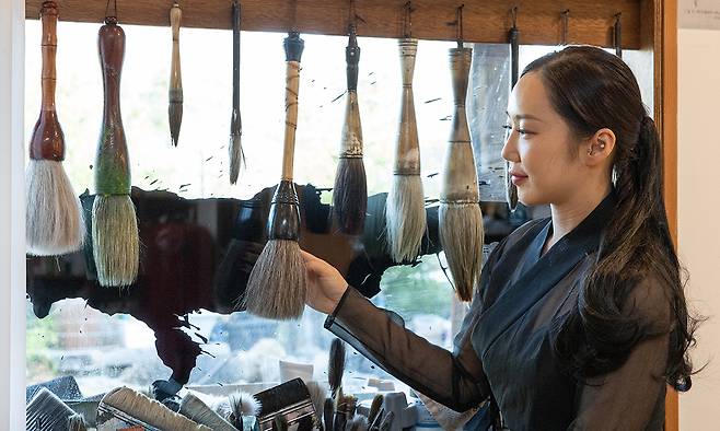 강원도 강릉시 홍제동 글씨당에서 김소영 작가가 캘리그래피 퍼포먼스에 사용하는 각종 붓들을 설명하고 있다. 김 작가는 작은 붓부터 배접붓, 대형 붓 등 그림 및 글씨에 따라 다양한 붓을 활용한다.