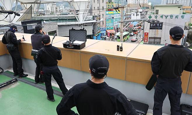 개혁신당 이준석 대선 후보가 충청남도 천안중앙시장을 방문한 16일 시장 인근에서 경호인력이 현장을 주시하고 있다. 연합뉴스