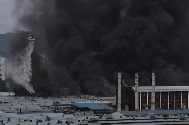 17일 오전 광주광역시 광산구 금호타이어 공장에서 화재가 발생해 소방당국이 소방헬기를 동원한 진화 작업을 펼치고 있다. 뉴스1