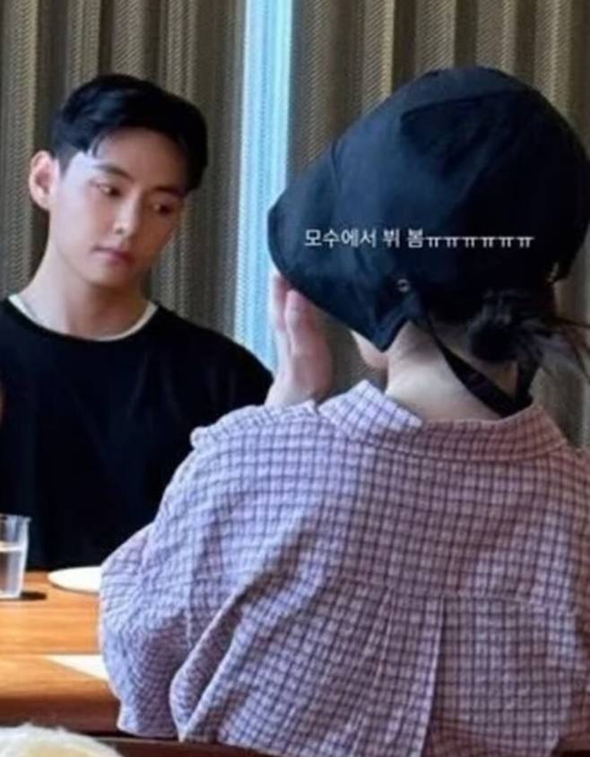 아이유와 뷔의 만남이 포착됐다. 온라인 커뮤니티 갈무리