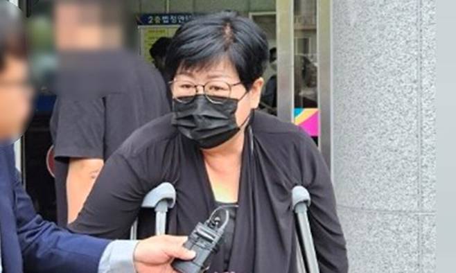 김미나 경남 창원시의원이 2024년 10월 15일 모욕 혐의 항소심 선고 공판을 마치고 나오면서 취재진의 질문에 답하고 있다. 강승우 기자