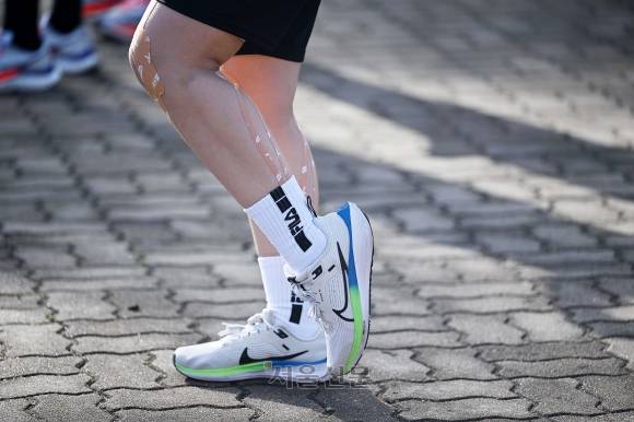 2025 서울신문하프마라톤이 열린 17일 서울 마포구 상암 평화의공원 평화광장에서 한 참가자가 몸을 풀고 있다. 2025.5.17 오장환 기자