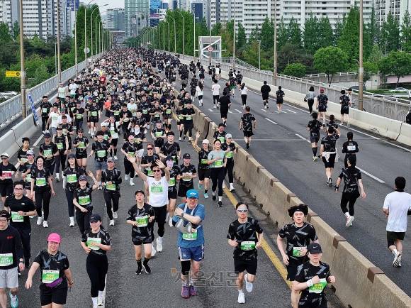 2025 서울신문하프마라톤이 열린 17일 서울 마포구 가양대교에서 참가자들이 힘차게 달리고 있다. 2025.5.17 오장환 기자