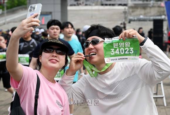 2025 서울신문하프마라톤이 열린 17일 서울 마포구 상암 평화의공원 평화광장에서 참가자들이 경기를 마친 후 추억을 남기고 있다. 2025.5.17 오장환 기자