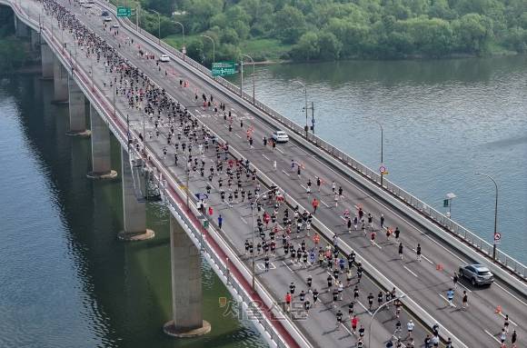 2025 서울신문 하프마라톤이 열린 17일 서울 마포구 가양대교에서 참가자들이 힘차게 달리고 있다.  오장환 기자